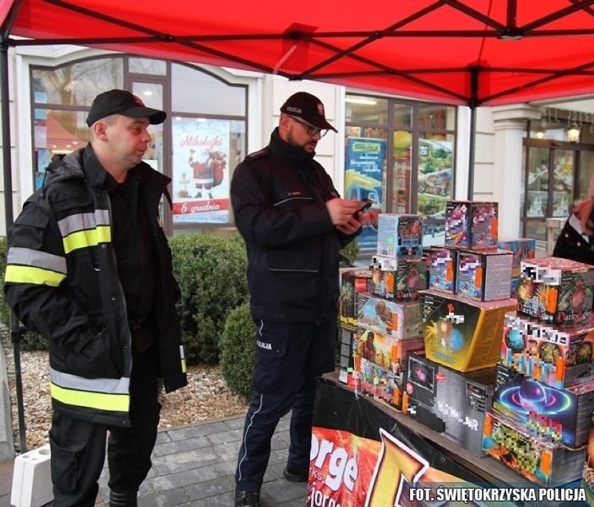 Włoszczowscy policjanci i strażacy kontrolowali sprzedawców fajerwerków. Zobacz zdjęcia