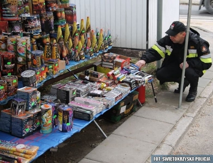 Włoszczowscy policjanci i strażacy kontrolowali sprzedawców fajerwerków. Zobacz zdjęcia