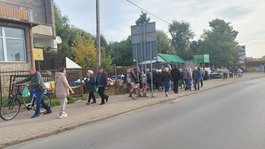 Mnóstwo osób robiło zakupy na targu w Ostrowcu Świętokrzyskim, 12 października. Co kupowano?