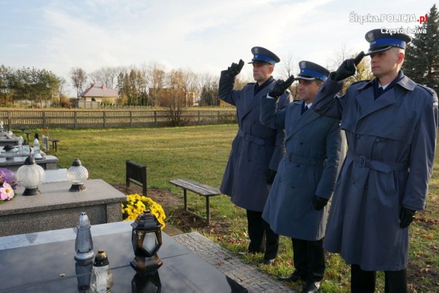 Jak co roku przedstawiciele komendy miejskiej zapalili znicze na grobach policjantów.