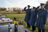 Przedstawiciele kierownictwa częstochowskiej policji zapalili znicze na grobach zmarłych funkcjonariuszy ZDJĘCIA