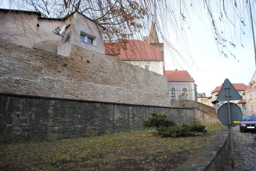 Budują ścieżkę spacerową wzdłuż murów obronnych. Ależ będzie pieknie!