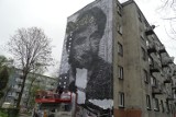 Murale w Piekarach Śląskich. To Street Art Festival. Artyści malują wielki portret na Jana Pawła II