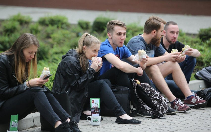 W ubiegłym roku pensja całkowita absolwentów tej uczelni...