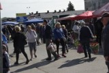 Mnóstwo osób na giełdzie w Sandomierzu. Słoneczna sobota ściągnęła tu tłumy kupujących