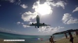 Na tej karaibskiej plaży trudno wypocząć. Jej atrakcją są przelatujące bardzo nisko samoloty (wideo)