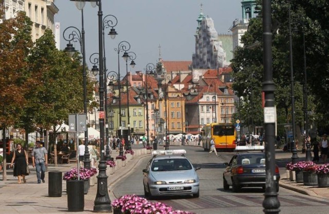 Dziennikarka przespacerowała się również Traktem Królewskim, czyli ciągiem ulic, który rozpoczyna się na placu Zamkowym, a kończy w Wilanowie. Jak zaznaczyła, nie spodziewała się, że Warszawa jest aż tak dużym miastem, jednak tę trasę musiała przejść pieszo.

Szwedka docenia historię Warszawy oraz rzeczy, które zostały odbudowane po wojnie na podstawie zdjęć.
