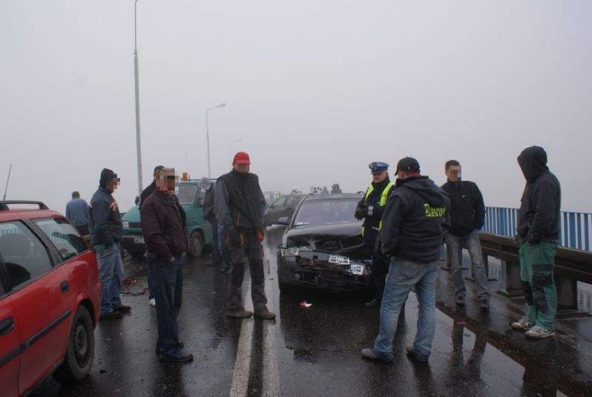 Dęblin: 17 samochodów zderzyło się na moście