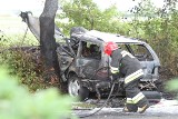 Wypadek koło Iławy. Pijany kierowca uderzył w drzewo, poważnie ranna pasażerka