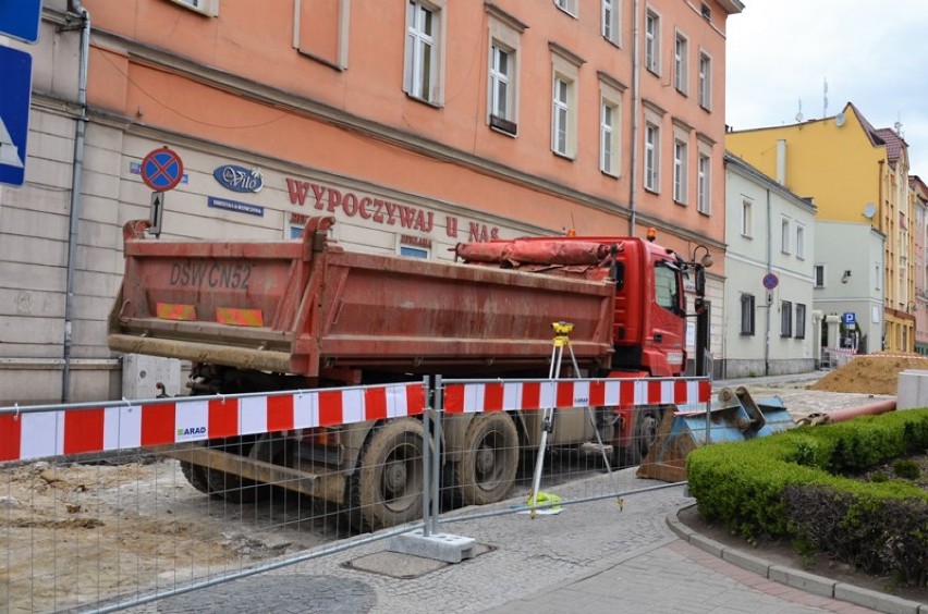 Remont ulic w Strzegomiu. Utrudnienia dla kierowców [ZDJĘCIA]