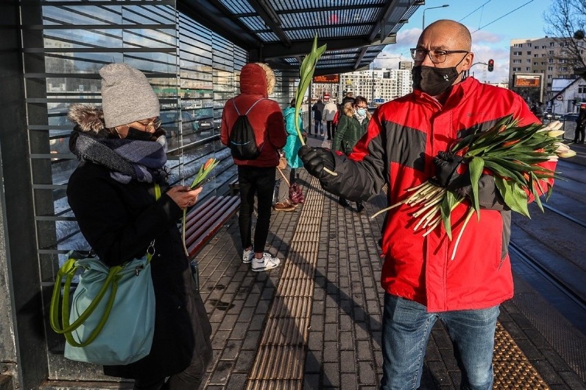 Radni dzielnicy Piecki-Migowo w Gdańsku uczcili Dzień Kobiet, obdarowując napotkane panie kwiatami. Zdjęcia