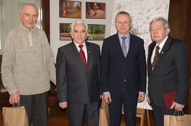 Henryk Górny i Tadeusz Konieczka wraz z Janem Szczutkowskim  i prezydentem Ryszardem Brejzą.
