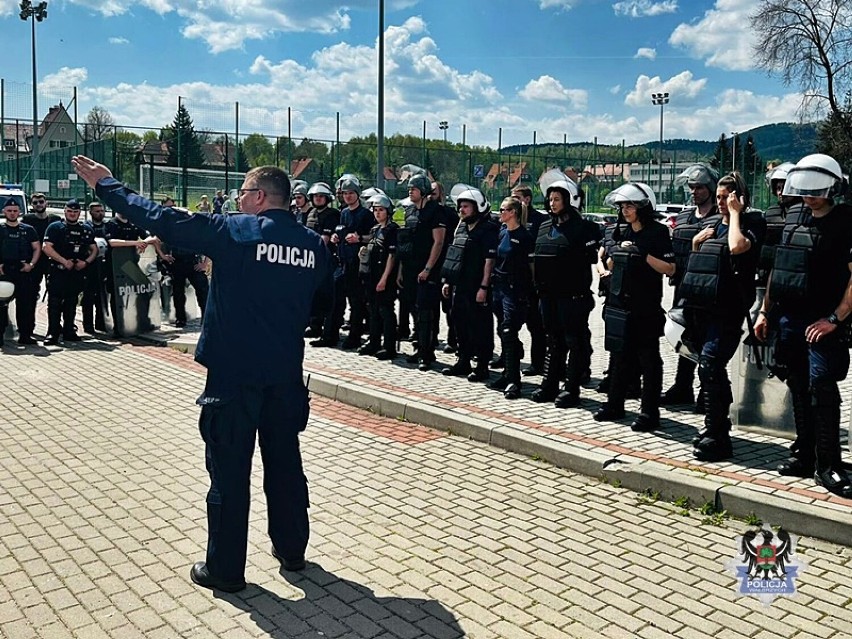 Ćwiczenia policji na wałbrzyskim stadionie