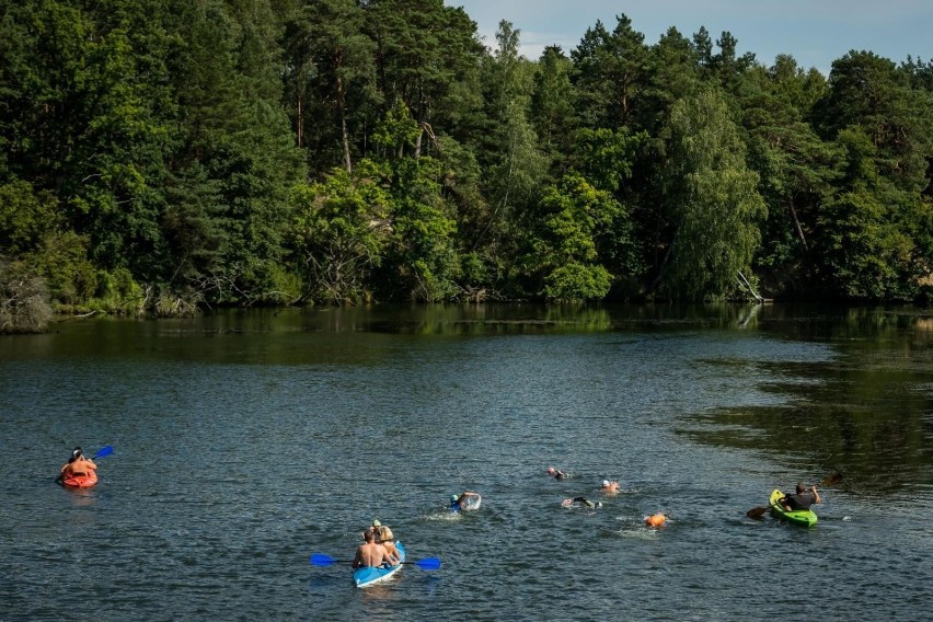 Grupa śmiałków w różnym wieku spłynęła w niedzielę Brdą z...