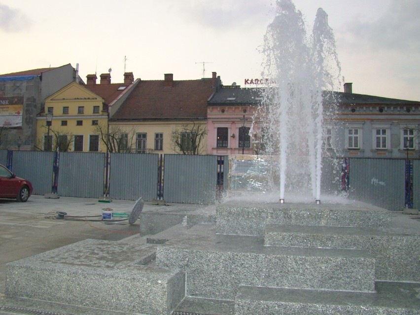 Na placu Jana Pawła II w Wadowicach z papieskiej fontanny...