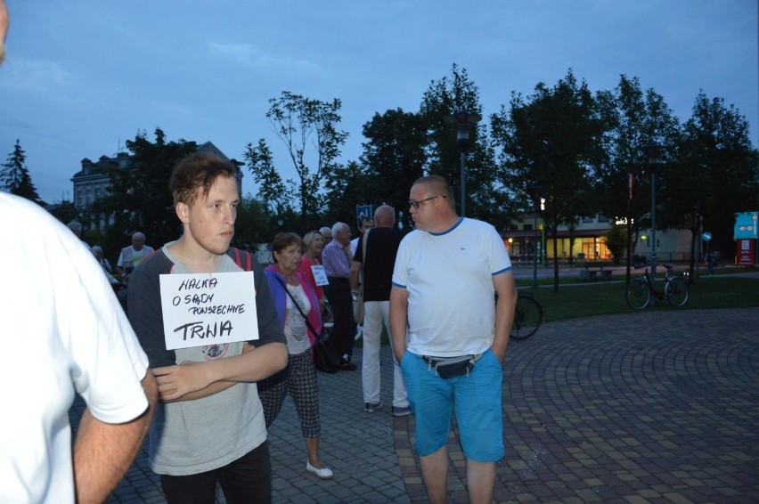 Protest pod Sądem Rejonowym w Łowiczu [Zdjęcia]