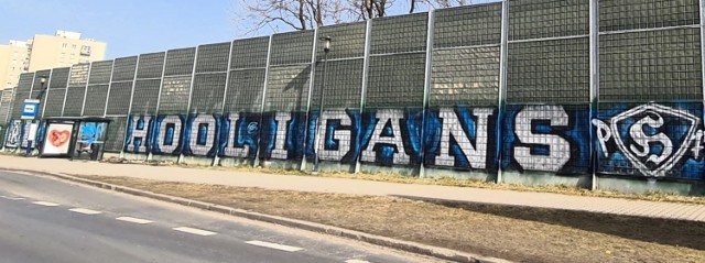 25.02.2021 r. Graffiti Ruchu Chorzów przy ulicy Pszczyńskiej (przerobione z graffiti GKS Katowice)