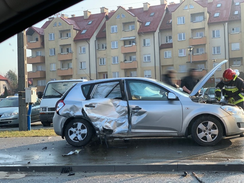 Do zderzenia dwóch samochodów osobowych doszło na al....