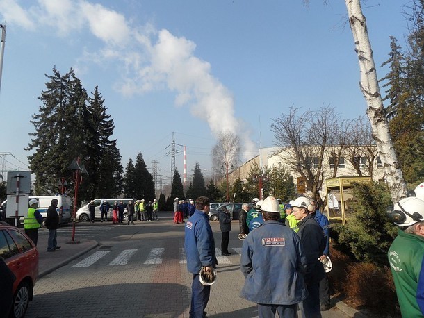 Prawie 1,5 tys. pracowników elektrowni spędzili wczorajszy poranek poza zakładem pracy