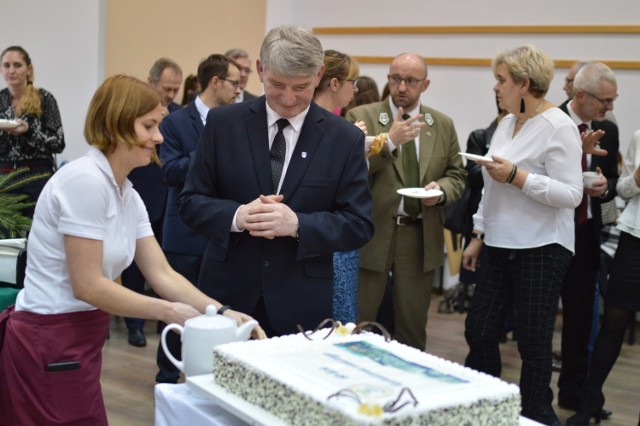 Ireneusz Wesołowski, dyrektor ZSLiA, przy jubileuszowym torcie - tak kończyło się święto