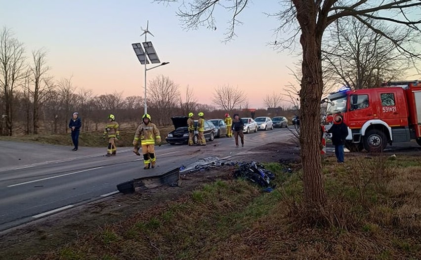 Wypadek na drodze pod Stargardem. Rannego motocyklistę zabrał śmigłowiec ratunkowy