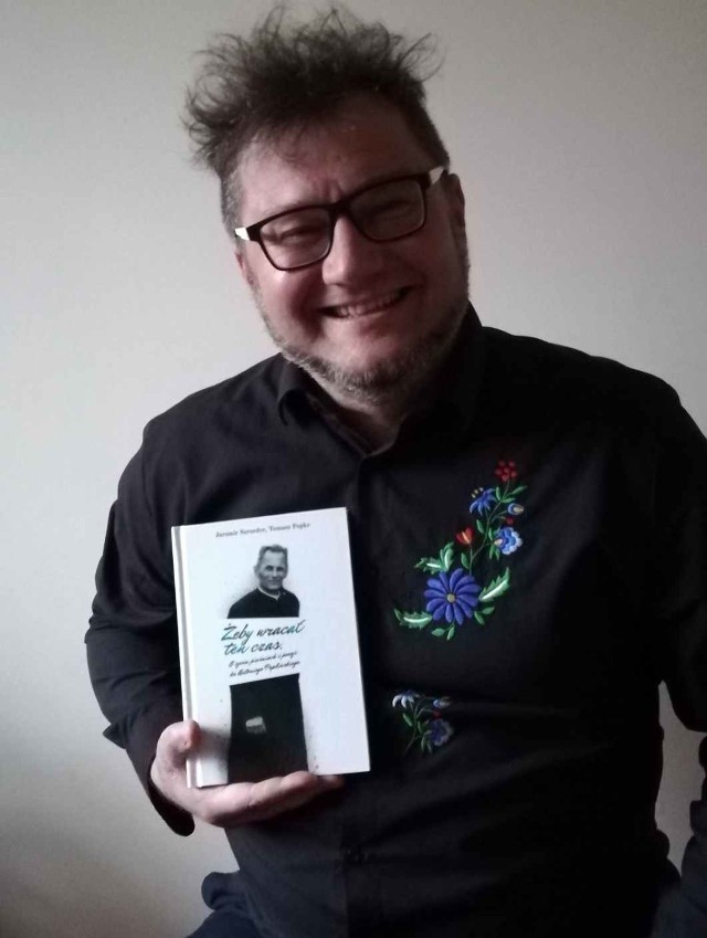 Autorami książki „Żeby wracał ten czas. O życiu, pieśniach i poezji ks. Antoniego Peplińskiego” są Tomasz Fopke (na zdjęciu) oraz Jaromir Szroeder