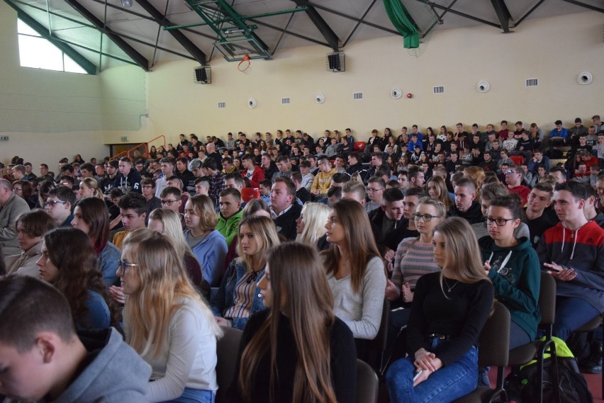 ZS nr 3 w Kraśniku "Dla Niepodległej" - uczniowie i nauczyciele przygotowali koncert pieśni patriotycznych (ZDJĘCIA,WIDEO)