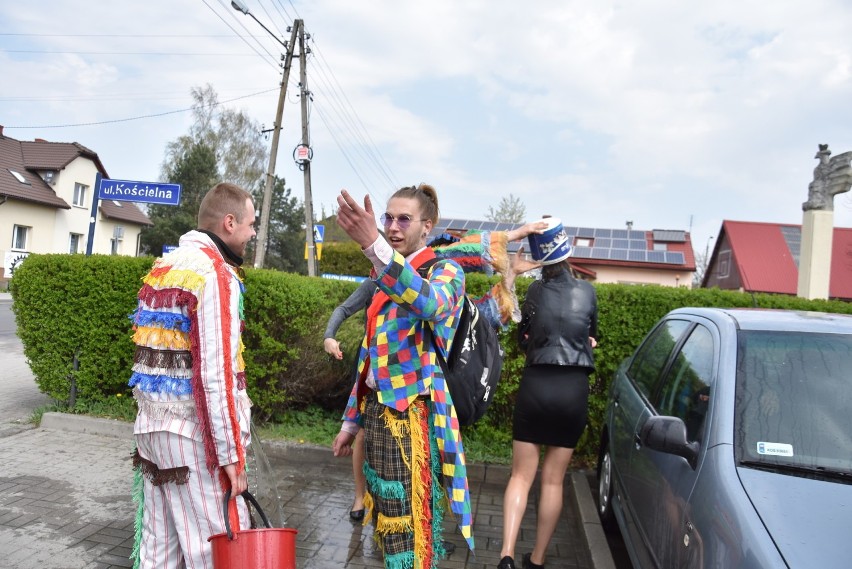 Tradycja polewania panien przez Śmierguśników w Brzeszczach nadal żywa