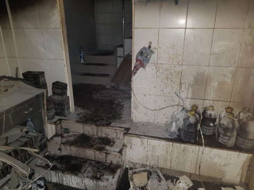 Pożar w jednym z pomieszczeń piekarni. Ugasić ogień próbowali pracownicy, ale nie dali rady. Do akcji wkroczyli więc strażacy ZDJĘCIA