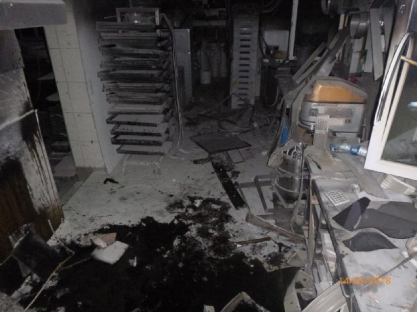 Pożar w jednym z pomieszczeń piekarni. Ugasić ogień próbowali pracownicy, ale nie dali rady. Do akcji wkroczyli więc strażacy ZDJĘCIA