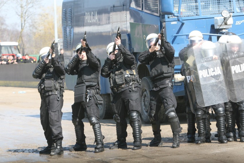 Policja w Rybniku trenuje poskramianie kiboli