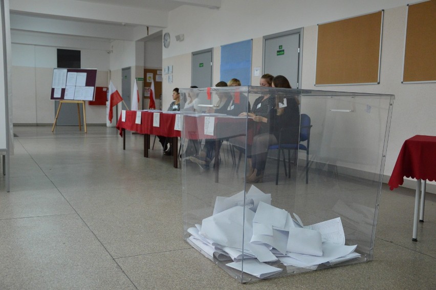 Powiat bytowski. Zdjęcia z lokali wyborczych. Tak przebiega głosowanie w wyborach parlamentarnych. Jest spokojnie (FOTO)