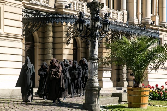 Latem aktorów teatru można było zobaczyć w kostiumach ze spektaklu na Rynku Głównym