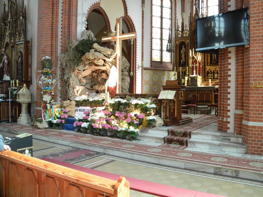 Wielkanoc (2022) w Rawiczu. Wymowne Groby Pańskie w rawickich parafiach - niosą przekaz pokoju na świcie [ZDJĘCIA]