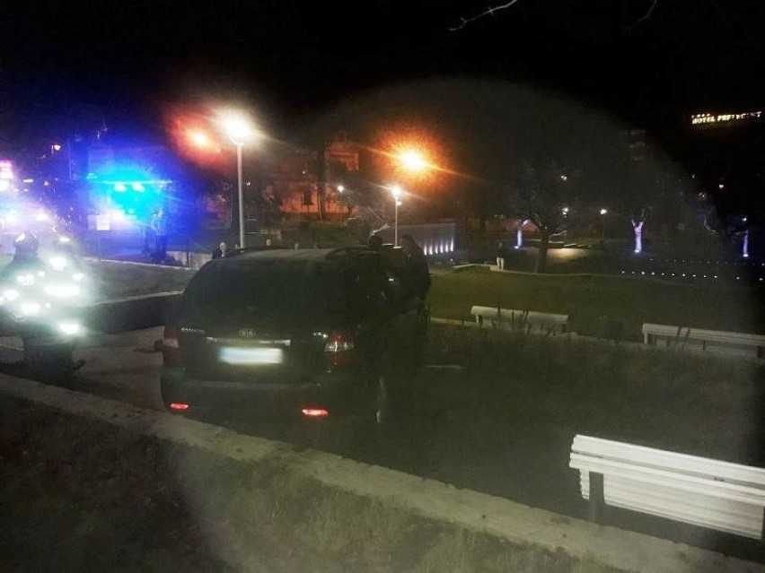 Wypadek na ul. Pułaskiego. Samochód skończył podróż w Parku Zdrojowym