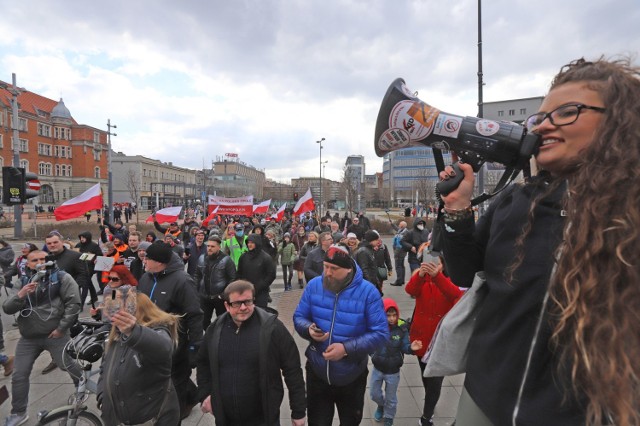 Marsz o wolnośc to protest antycovidowców. Odbył się w Katowicach. Protestujący zablokowali ulice w centrum przed Spodkiem..

Zobacz kolejne zdjęcia. Przesuwaj zdjęcia w prawo - naciśnij strzałkę lub przycisk NASTĘPNE