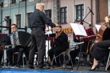 W Pucku zagrali dla ks. Jana Kaczkowskiego. Filharmonicy z Sopotu na Starym Rynku "W rytmie tanga" | ZDJĘCIA