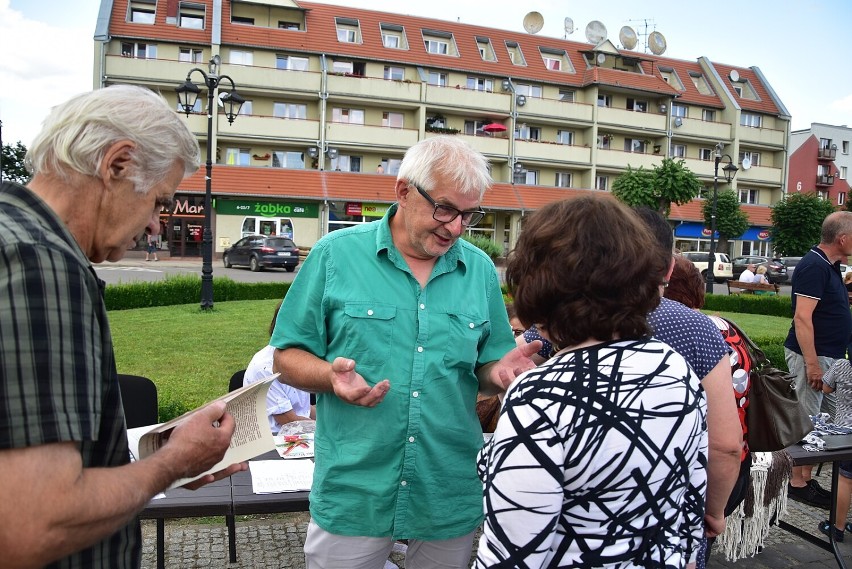 Przy prabuckiej fontannie z lwami można było spotkać...