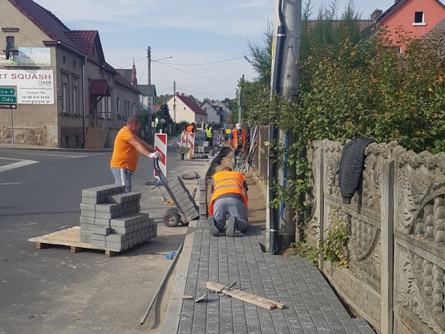 Trwają prace przy chodnikach w Ołoboku.