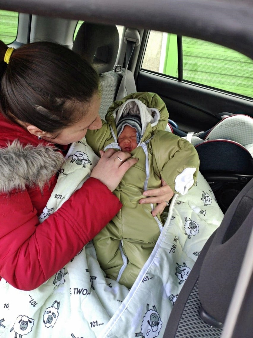 Dorohusk. Radiowóz eskortował karetkę z ciężarną Ukrainką, która zaczęła rodzić na granicy. Na świat przyszedł mały Tymek