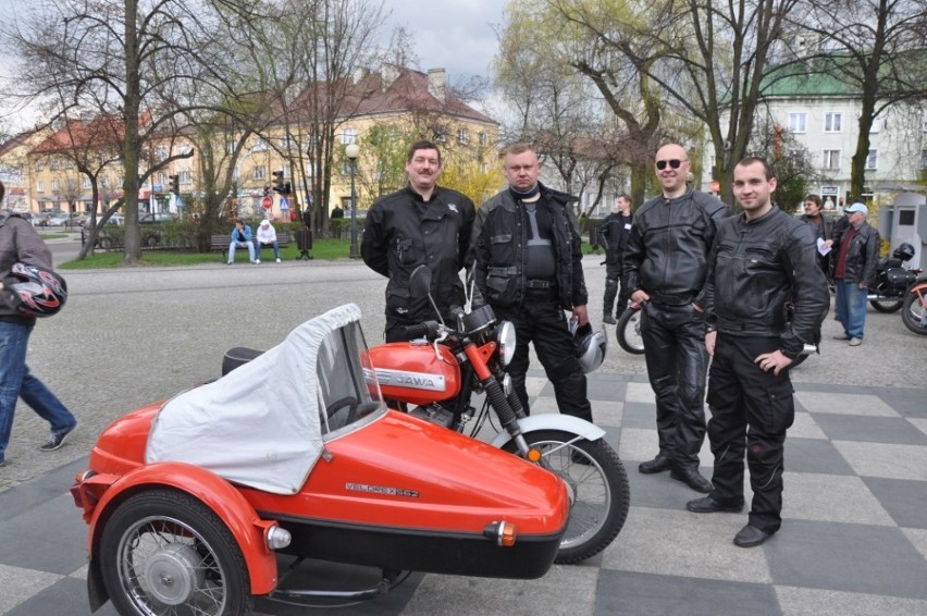 Uczestnicy II Wiosennego Zlotu Jawerów na Placu 3 Maja w Radomsku