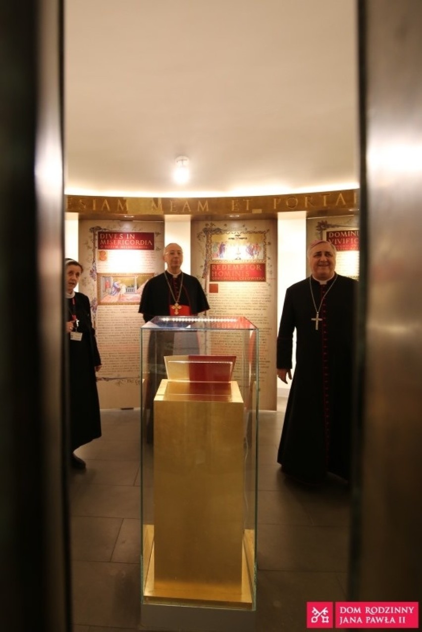Kardynał Dominique Mamberti I arcybiskup Salvatore...