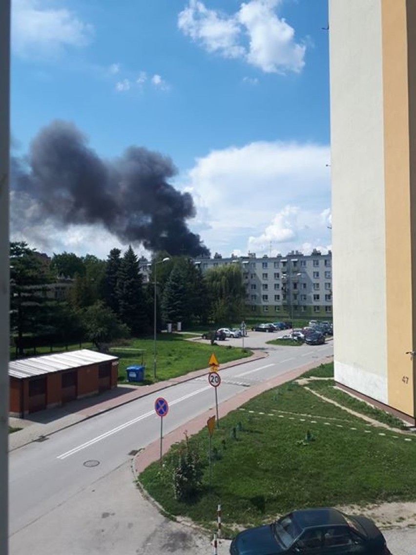 Słup czarnego dymu nad Kielcami. Dziesięć zastępów straży pożarnej w akcji
