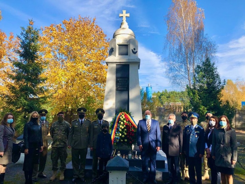 Dyplomatyczna delegacja z Rumunii na cmentarzu jeńców wojennych w Tucholi