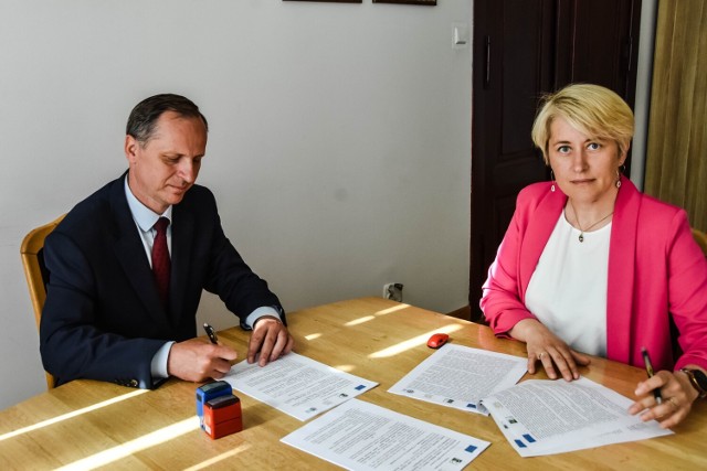 Umowa podpisana. Od lewej burmistrz Krzysztof Frankenstein i Anna Dereń - pełnomocnik firmy, która wygrała przetarg