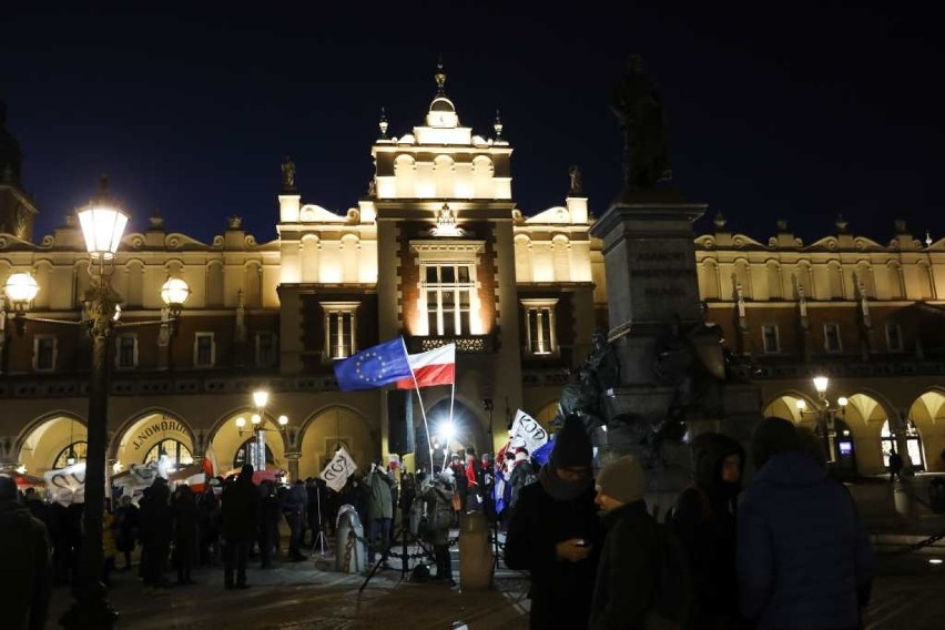 "Zatrzymać gnicie państwa". Demonstracja na Rynku w Krakowie