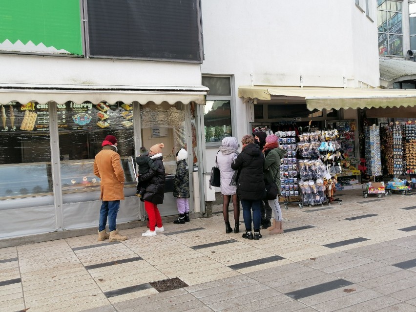 W święta, na molo i promenadzie w Kołobrzegu. Tuż przed zamknięciem hoteli