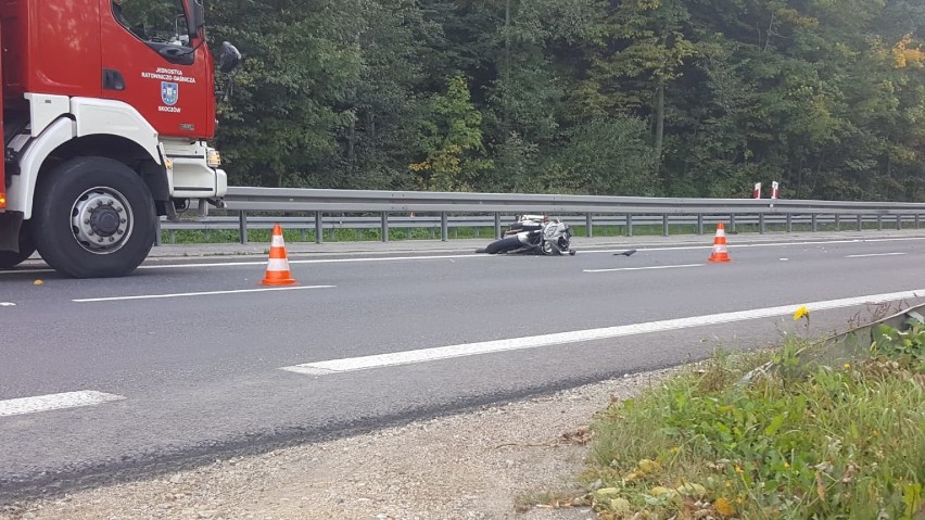 Wypadek na DK 81 w Wiślicy, zginął motocyklista. Policja wyjaśnia okoliczności tragedii. 