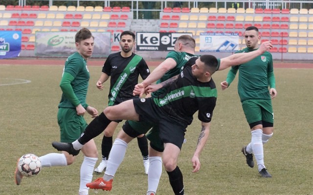 W meczu IV ligi piłki nożnej Cuiavia Inowrocław uległa na własnym boisku Kujawiance Izbica Kujawska 0:4