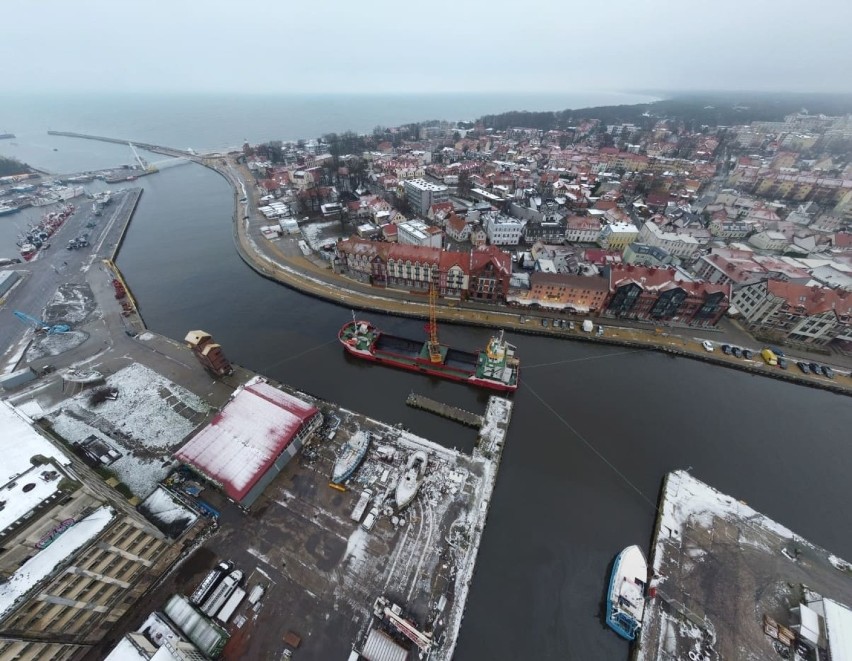 Ustecki port w zimowej scenerii. Z lotu ptaka prezentuje się...